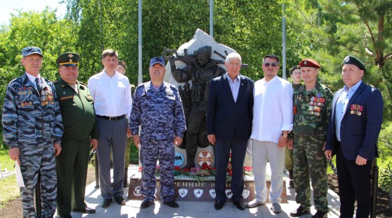 В Белебее открыт памятник воинам Внутренних войск и спецназа
