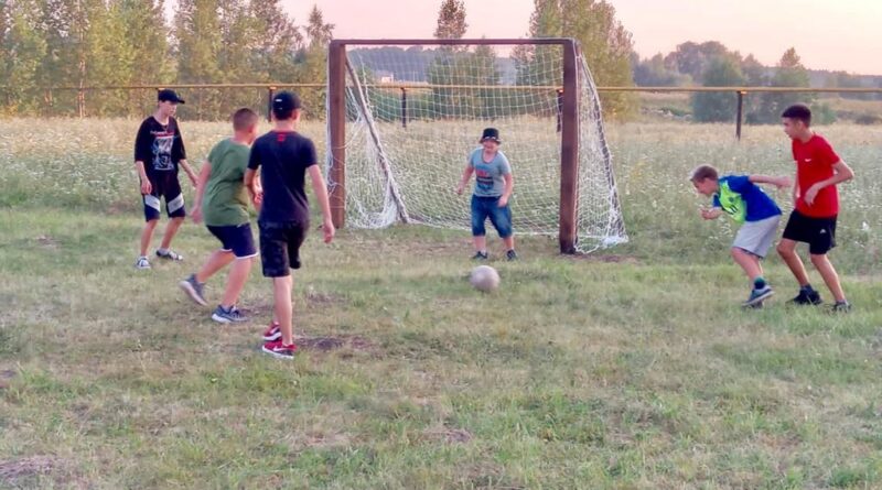 Ветераны Иглинского района построили мини-футбольное поле для детей