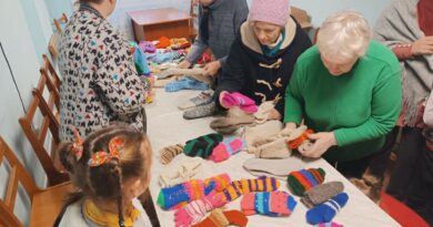 Теплые вещи и горячие сердца: беженцы из Донбасса получили подарки