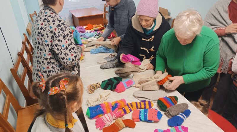 Теплые вещи и горячие сердца: беженцы из Донбасса получили подарки