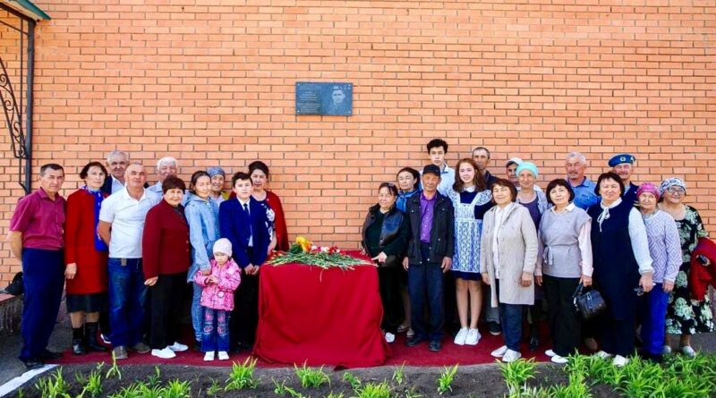 В Зилаирском районе  открыты «Парта Героя» и мемориальная доска Иштугану Юламанову