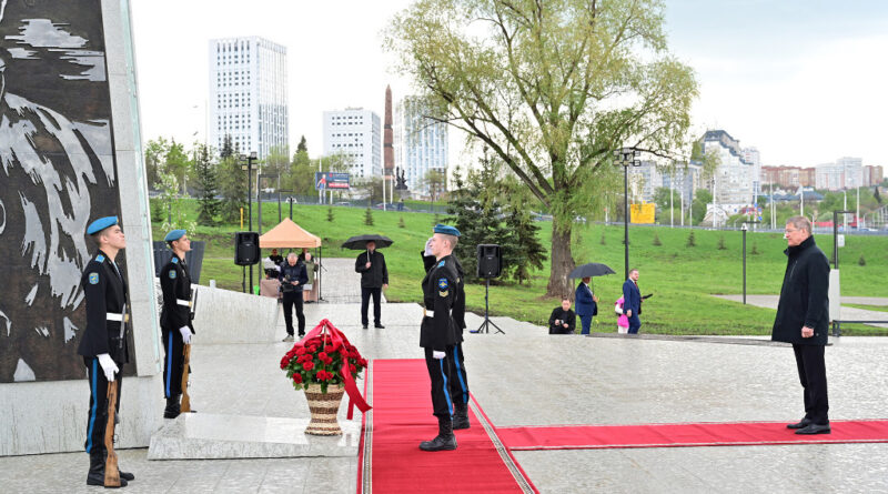 Глава Башкортостана возложил цветы к стеле «Уфа – город трудовой доблести»