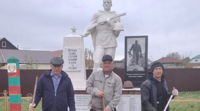 Дюртюлинские ветераны провели субботник по благоустройству воинских мемориалов